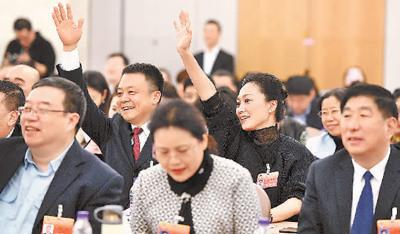 中國(guó)僑網(wǎng)圖為2019年北京市兩會(huì)期間,,在以科技創(chuàng)新為引領(lǐng),,推動(dòng)首都經(jīng)濟(jì)高質(zhì)量發(fā)展專題座談會(huì)上,,與會(huì)人士積極舉手發(fā)言,。 閻 彤?dāng)z