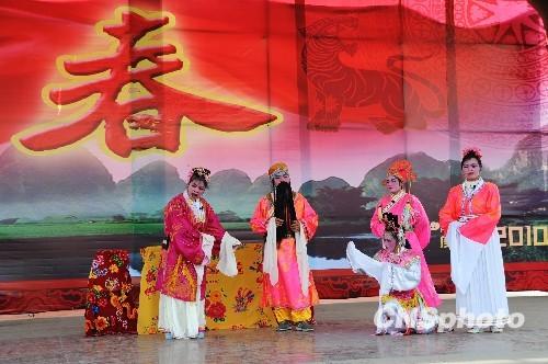中國(guó)僑網(wǎng)在斯中國(guó)兒童展示自己書寫的“?!弊帧P氯A社記者 唐璐 攝