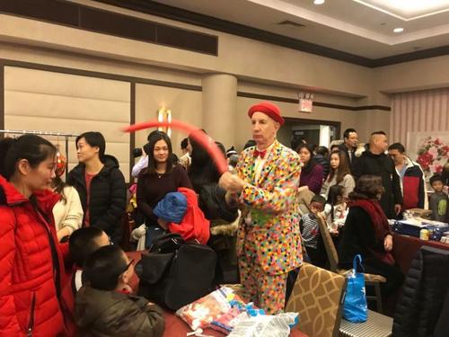 中國僑網(wǎng)紐約華人社團聯(lián)席會舉辦第四屆迎新春民俗文化節(jié),,圖為表演者為小朋友捏氣球,。(美國《世界日報》/牟蘭 攝)