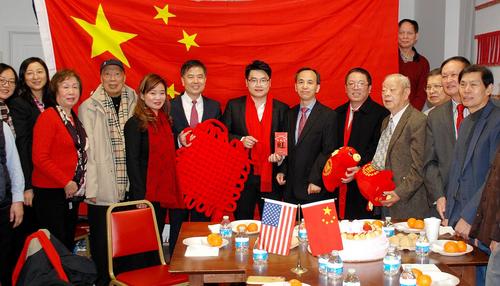 中國僑網(wǎng)當(dāng)?shù)貢r間1月23日開始,,中國駐芝加哥代總領(lǐng)事劉軍一行踏冰雪,,冒嚴(yán)寒,頂著刺骨的冷風(fēng)在南北華埠走訪僑社賀年,。圖為在芝加哥海晏公所,,劉軍代總領(lǐng)事,、黃黎明副總領(lǐng)事、盧曉暉僑務(wù)組長等與公所主席陳嘉釗等僑社代表合影,。(《芝加哥華語論壇》)