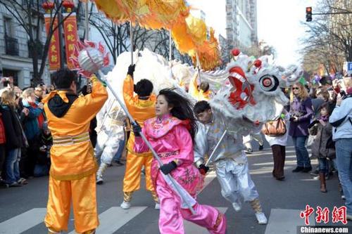 中國(guó)僑網(wǎng)資料圖:海外華人歡度春節(jié),。圖為華裔少女與同伴進(jìn)行傳統(tǒng)的舞龍表演,。(圖文無(wú)關(guān))中新社發(fā) 龍劍武 攝