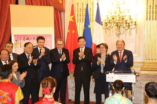 中國僑網(wǎng)中國商務(wù)部副部長王炳南,、法國總理府兼政府發(fā)言人格里沃,、費(fèi)朗議長、翟雋大使,、博納爾副議長,、陳文雄主席等觀看武術(shù)演出。(圖片來源:法國《歐洲時(shí)報(bào)》 黃冠杰/攝)