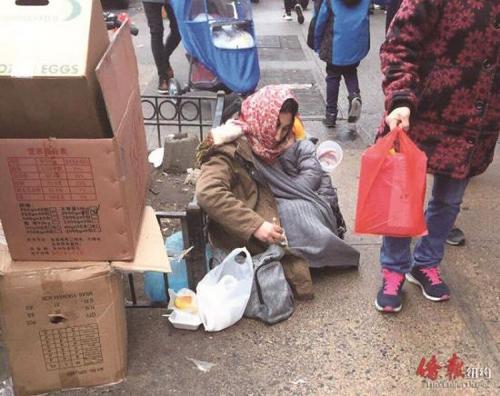 中國僑網(wǎng)多名外族裔女子八大道帶娃乞討,,引社區(qū)擔(dān)憂,。(美國《僑報》)