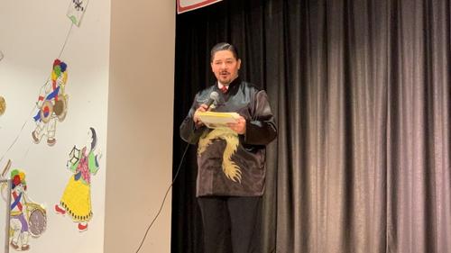中國僑網(wǎng)紐約市教育總監(jiān)卡蘭扎向203小學(xué)為他編演歌曲表達(dá)感謝,表示農(nóng)歷新年慶?;顒?dòng)已成為各族裔共慶的重大節(jié)日,。(美國《世界日?qǐng)?bào)》/賴蕙榆 攝)