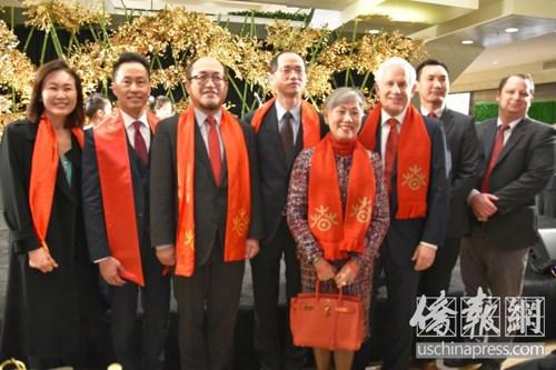 中國僑網(wǎng)嘉賓合影,。 (美國《僑報(bào)》/尚穎 攝)