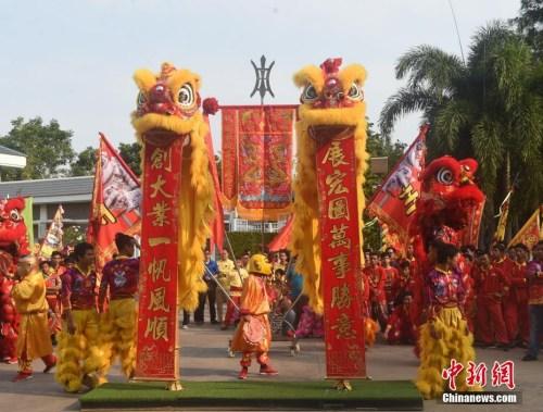 中國(guó)僑網(wǎng)2月4日,,除夕,,柬埔寨華僑華人舞獅團(tuán)來到中國(guó)駐柬大使館舞獅拜年,。中新社記者 黃耀輝 攝