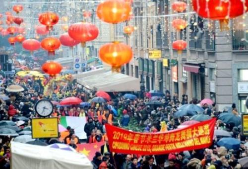 中國(guó)僑網(wǎng)米蘭華僑華人春節(jié)彩妝舞龍舞獅大巡游活動(dòng)現(xiàn)場(chǎng),。(圖片來(lái)源:歐聯(lián)網(wǎng))