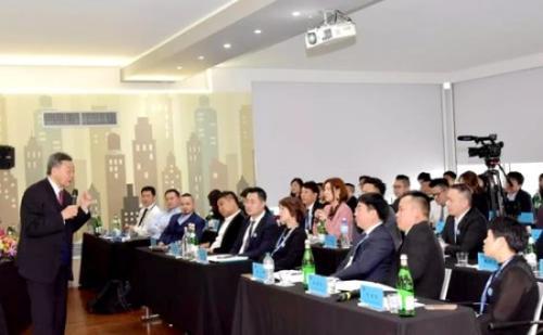 中國僑網(wǎng)中國人民大學經(jīng)濟院原院長,、歐洲華商商學院院長黃衛(wèi)平為青年華商授課,。(圖片來源:歐聯(lián)網(wǎng))