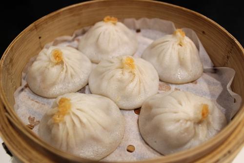 中國僑網(wǎng)小籠包看著簡單,,但做得好吃卻不是易事,,有嚴格的制作標準,。(美國《世界日報》/劉大琪 攝)