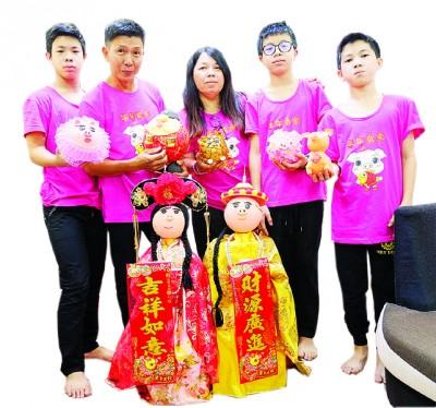 中國僑網(wǎng)大馬華人一家分別展示手工成品,。 (馬來西亞光華網(wǎng)/翁逸華 攝)