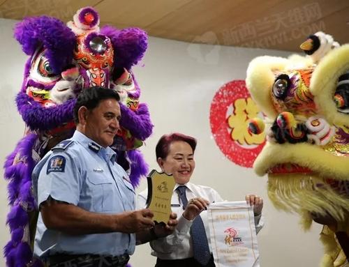 中國(guó)僑網(wǎng)新西蘭警隊(duì)副警察署長(zhǎng)Wallace Haumaha和Jessica潘,。(新西蘭天維網(wǎng)微信公眾號(hào)圖片)