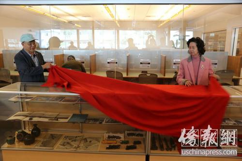 中國僑網(wǎng)陳燦培(左)華工修建美國鐵路血汗史圖物展揭幕。(美國《僑報(bào)》記者高睿攝)