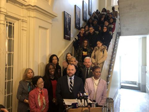 中國僑網(wǎng)市議會懸掛八位歷史女性畫像,,為新一代年輕女性做出榜樣,。(美國《世界日報》/張晨 攝)