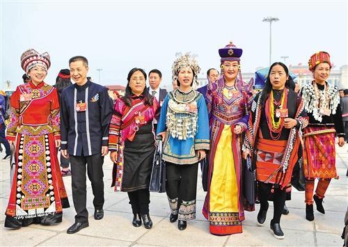 中國僑網(wǎng) 3月3日,,中國人民政治協(xié)商會議第十三屆全國委員會第二次會議在北京人民大會堂開幕。這是全國政協(xié)委員走進會場,。