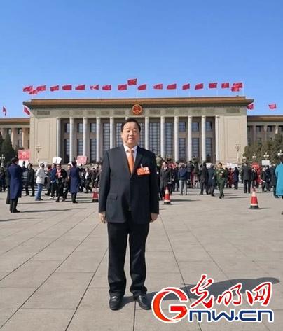 中國僑網(wǎng)全國政協(xié)委員,、新華聯(lián)集團(tuán)董事局主席兼總裁傅軍