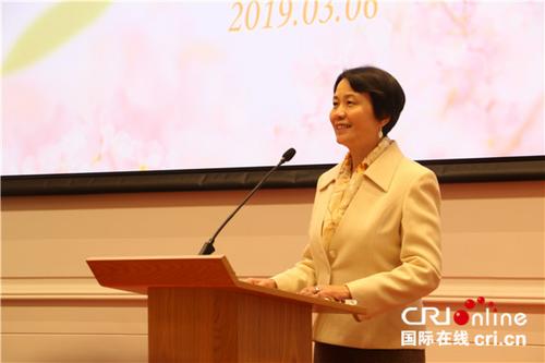 中國僑網(wǎng)中國駐法國大使夫人王新霞參贊致辭。