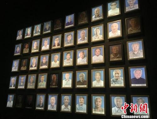中國(guó)僑網(wǎng)生命之燈逐漸熄滅的南京大屠殺幸存者照片墻?!∩耆健z