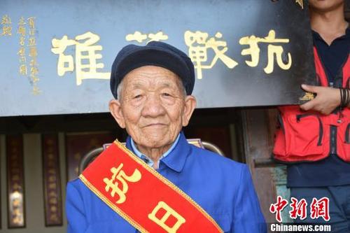 中國(guó)僑網(wǎng)圖為李文德生前照片。關(guān)注黔籍抗戰(zhàn)老兵志愿者慰問(wèn)團(tuán)供圖