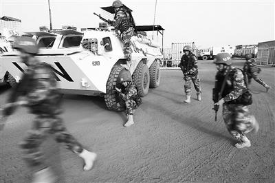 中國僑網(wǎng)上圖:維和官兵進行營區(qū)安全防衛(wèi)演練,。