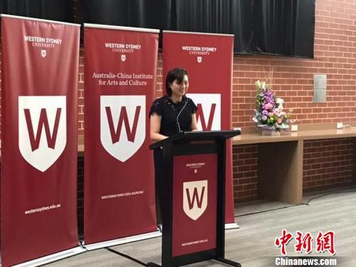 中國僑網(wǎng)陳冰冰介紹自己的畫作?!∮窝蟆z