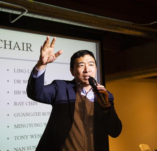 中國僑網(wǎng)美國2020總統(tǒng)候選人楊安澤在演講,。(《芝加哥華語論壇》/張大衛(wèi) 攝)
