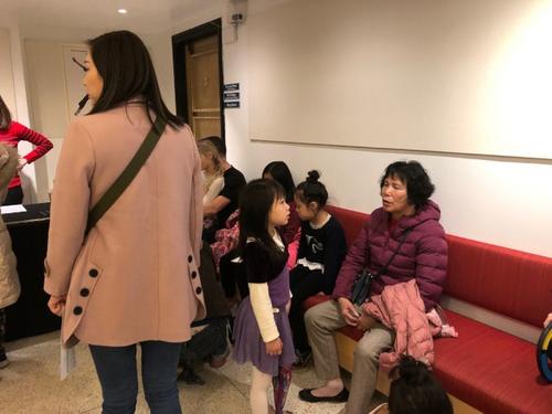 中國僑網(wǎng)華裔家長帶著子女報名舞蹈班試鏡甄選,。(美國《世界日報》/顏潔恩 攝)
