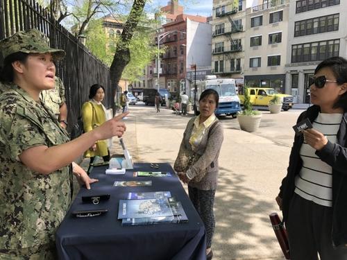 中國僑網(wǎng)不少華裔父母在征兵攤位前詢問。(美國《世界日報》/張晨 攝)