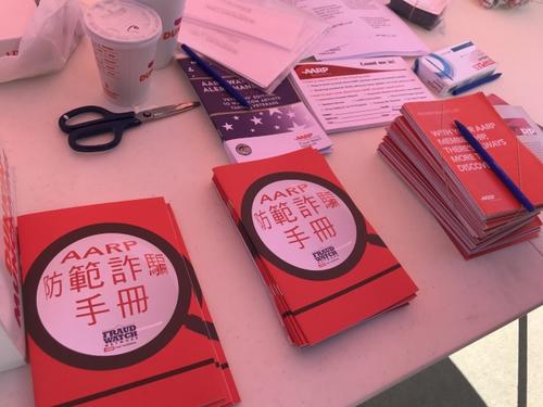 中國僑網(wǎng)美國中老年人協(xié)會(AARP) 分發(fā)中文版防范詐騙手冊,。(美國《世界日報》/牟蘭 攝)