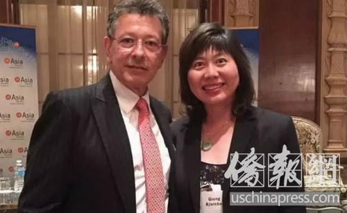 中國(guó)僑網(wǎng) 華強(qiáng)律師(右)提醒華裔新移民千萬(wàn)不要觸犯法律,,以免因小失大,成為移民局遣返中國(guó)的借口。僑報(bào)記者高睿攝