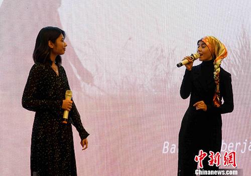 中國僑網(wǎng)5月3日,中馬建交45周年主題曲《左肩》和微電影《時間的禮物》舉行分享會。圖為李佩玲(左)和瑪莎在現(xiàn)場演唱《左肩》,。 中新社記者 陳悅 攝