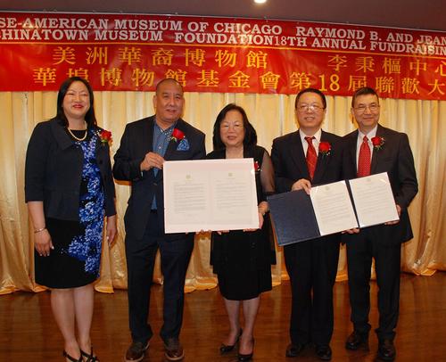 中國僑網(wǎng)芝加哥市長伊曼紐爾的代表(左二)遞交市長信件,。右起:美洲華裔博物館館長劉振斌,、中國副總領(lǐng)事黃黎明、美洲華裔博物館基金會(huì)會(huì)長梅素蘭,、市長代表黃安立,、伊州眾議員馬靜儀,。張大衛(wèi) 攝