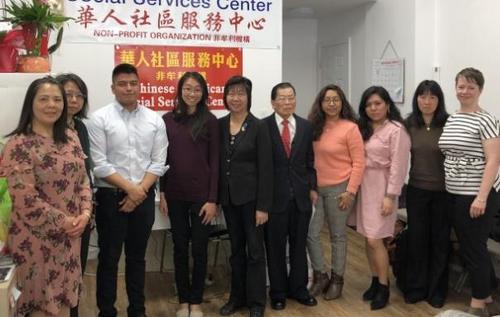中國(guó)僑網(wǎng)市長(zhǎng)移民辦公室專員日前來到班森賀小區(qū)提供與移民相關(guān)的服務(wù)信息。(美國(guó)《世界日?qǐng)?bào)》/顏潔恩攝影)