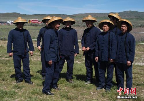 中國(guó)僑網(wǎng)當(dāng)?shù)貢r(shí)間5月10日,紀(jì)念美國(guó)太平洋州際鐵路接軌150周年的“金釘節(jié)”在美國(guó)鹽湖城舉辦,。來(lái)自周邊的美國(guó)居民以及包括華人華僑在內(nèi)的嘉賓萬(wàn)余人,,來(lái)到150年前洲際鐵路接軌的地方,紀(jì)念這一歷史時(shí)刻,。主辦方在多個(gè)環(huán)節(jié)向遠(yuǎn)涉重洋參與修建洲際鐵路的中國(guó)工人表達(dá)了敬意,。圖為打扮成鐵路華工的演員在舞臺(tái)邊休息。中新社記者 劉關(guān)關(guān) 攝