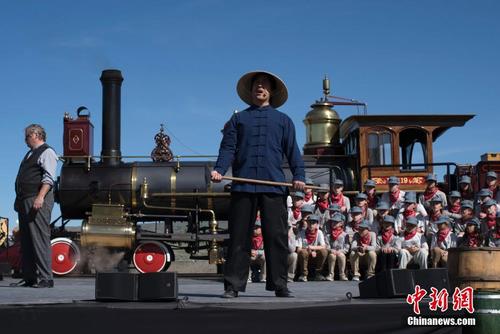 中國僑網(wǎng)當(dāng)?shù)貢r間5月10日,,紀念美國太平洋州際鐵路接軌150周年的“金釘節(jié)”在美國鹽湖城舉辦,。來自周邊的美國居民以及包括華人華僑在內(nèi)的嘉賓萬余人,來到150年前洲際鐵路接軌的地方,,紀念這一歷史時刻,。主辦方在多個環(huán)節(jié)向遠涉重洋參與修建洲際鐵路的中國工人表達了敬意。圖為打扮成鐵路華工的演員在舞臺上表演,。中新社記者 劉關(guān)關(guān) 攝