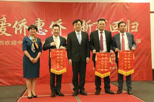 中國僑網(wǎng)頒發(fā)“建設和諧僑團,促進共同發(fā)展”錦旗儀式,。(圖片來源:歐洲時報記者 孔帆 攝)