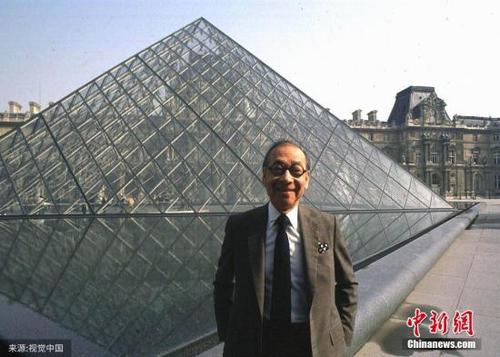 中國僑網(wǎng)資料圖:圖為1989年3月3日,,法國巴黎,建筑大師貝聿銘在他設計建造的盧浮宮金字塔前留影,。圖片來源:視覺中國