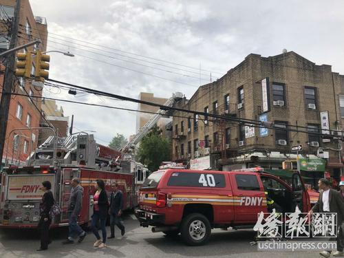 中國僑網(wǎng)紐約布魯克林八大道57街公寓樓6月11日上午突爆大火,,三名華人受傷,。(美國《僑報》/高詩云 攝)