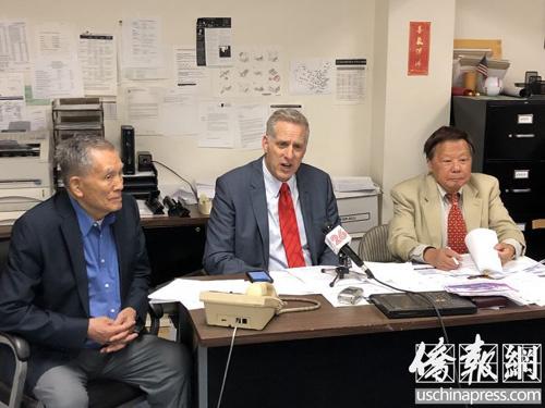 中國僑網(wǎng)華埠街坊會代表律師(中)在新聞發(fā)布會上宣布,已去信交通局吁遵循政策辦事,。圖右和圖左分別是李兆祥和張啟智,。來源:美國《僑報》,記者 陳勇青 攝