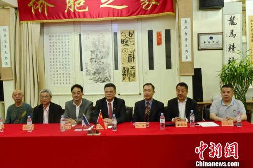 中國僑網(wǎng)當(dāng)?shù)貢r(shí)間6月20日,,旅法僑界舉行活動(dòng)紀(jì)念中法建交55周年,、留法勤工儉學(xué)運(yùn)動(dòng)100周年,,由法國華僑華人會(huì)與歐洲龍吟詩社共同主辦大型書畫展,?!±钛蟆z
