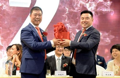 中國僑網(wǎng)新任會長周立新(左)和老會長李秀桐交接會印,。(圖片來源:意歐聯(lián)社 趙建斌/攝)