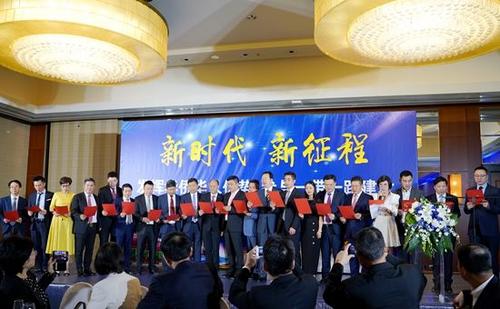 中國僑網(wǎng)歐洲浙江籍僑團(tuán)負(fù)責(zé)人宣讀“羅馬宣言” ,。(歐聯(lián)通訊社 張宇典 攝)