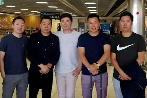 中國僑網(wǎng)意大利僑領(lǐng)翁武平(左二)與愛爾蘭僑領(lǐng)合影,。(意大利歐聯(lián)通訊社)