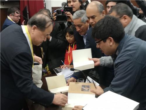 中國僑網莫言在書展讀者見面會上。來源:秘魯《公言報》