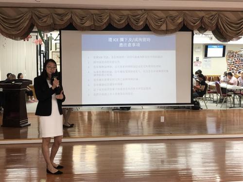 中國僑網(wǎng)余曼玉表示,,美國移民局人員持有行政搜捕令敲門,,民眾無需開門,。(美國《世界日?qǐng)?bào)》/顏潔恩 攝)