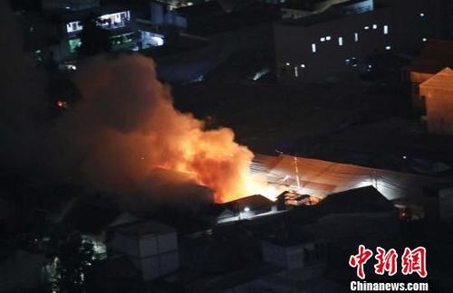 中國僑網(wǎng)當(dāng)?shù)貢r(shí)間8月10日晚7時(shí)20分左右,,印尼首都雅加達(dá)中區(qū)一居民區(qū)發(fā)生火災(zāi),,該市擁堵的交通延遲了消防車到達(dá)影響更及時(shí)的滅火?!×钟纻鳌z