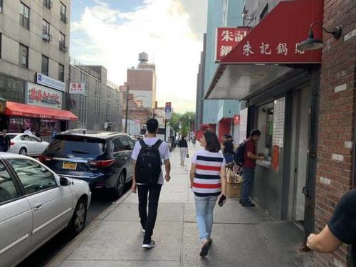 中國僑網(wǎng)紐約法拉盛華人小巴帶旺附近商圈,,商家感嘆守得云開見月明,生意好轉(zhuǎn),。(美國《世界日報》/牟蘭 攝)
