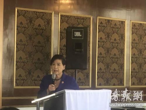 中國僑網(wǎng)美國聯(lián)邦眾議員趙美心在新聞發(fā)布會現(xiàn)場致辭,。(美國《僑報》/王珂瑩 攝)