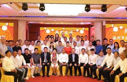 中國(guó)僑網(wǎng)與會(huì)人員合影,。(《歐洲時(shí)報(bào)》微信公眾號(hào))