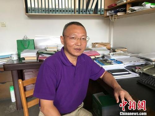 中國僑網(wǎng)中科院亞熱帶農(nóng)業(yè)生態(tài)研究所所長吳金水在位于湖南長沙的辦公室,?!⒅z