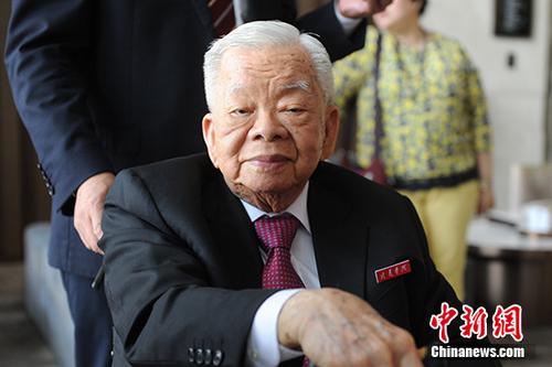 中國僑網(wǎng)9月9日,,印尼中華總商會(huì)創(chuàng)會(huì)主席,、永久榮譽(yù)主席,、印尼友光集團(tuán)名譽(yù)董事長陳大江參訪龍巖學(xué)院。陳大江祖籍福建龍巖漳平市,,出生于1925年,近年來他常帶著親屬回歸故里尋根,。 中新社記者 張金川 攝